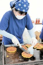 小麦粉とキャベツでつくる「キャベツ焼き」が無料で振る舞われた