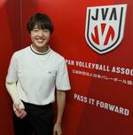 　勤務する日本バレーボール協会の前で笑顔を見せる鵜川菜央選手＝２０２４年７月１６日、東京都渋谷区