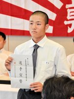 選手宣誓を引き当てた米子工の佐藤主将＝エースパック未来中心