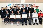 八頭町のふるさと大賞受賞者ら＝１３日、八頭町役場