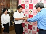 智頭農林高の代表生徒に委嘱状を交付する居組署長（右）＝１４日、智頭町智頭の智頭農林高