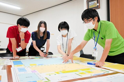 ゲームを通して避難所の運営について学ぶ職員ら