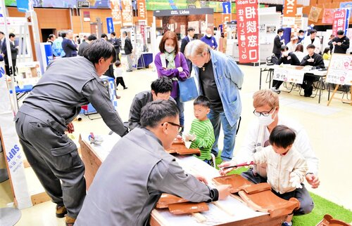 家族連れなどでにぎわう会場
