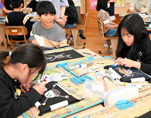夢や目標を表現した「海賊旗」を作る児童ら＝１４日、鳥取県八頭町富枝の八東小