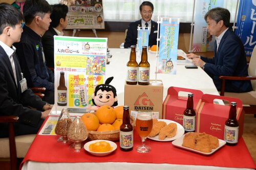 ねんりんピックを盛り上げようと、ファミリーマートで販売される地元原料のクラフトビール＝２日、鳥取県庁