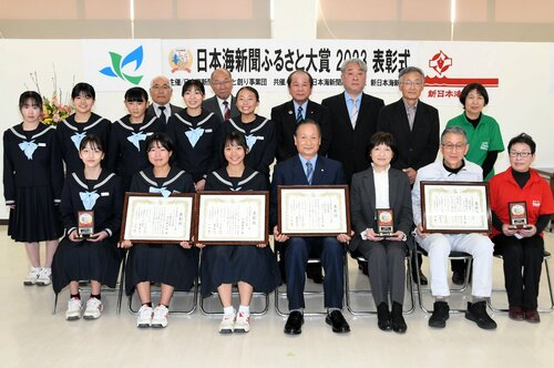 八頭町のふるさと大賞受賞者ら＝１３日、八頭町役場