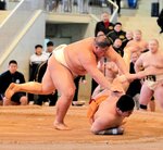 団体決勝・鳥取城北－埼玉栄　鳥取城北の中堅西村（左）がすくい投げで勝利し、５年ぶり４度目の優勝を決める＝高知県立春野総合運動公園相撲場