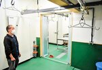 持ち込まれたシカなどをつるす装置などを備えた加工処理施設＝香美町香住区下浜