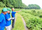 農地の状況を調べる委員ら