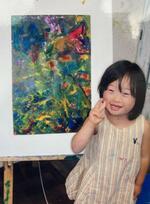 　絵画教室で描いた絵と、当時５歳の岩山香奈さん（仮名）＝２００９年、兵庫県内