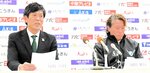 今季の戦いぶりを振り返る塚野社長（左）と岡野ＧＭ＝オールガイナーレＹＡＪＩＮスタジアム