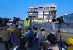 　浜松西署前で待機する報道陣＝１５日午後６時３７分