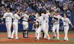 　オリックスに勝利し、タッチを交わすソフトバンクナイン＝京セラドーム