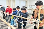 救難ロープの結び方などを学ぶ子どもたち＝３月３１日、宮城県東松島市野蒜（ＮＧＯ提供）