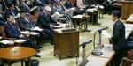 　参院決算委で、自民党の赤池誠章氏（右）の質問を聞く石破首相（左端）＝７日午前