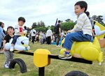 かわいらしいサンドをあしらったシーソーで遊ぶ子どもたち＝５日、鳥取市浜坂のチュウブ鳥取砂丘こどもの国