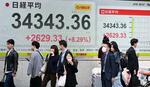 　大幅反発した日経平均株価を示すモニター＝１０日午前、東京都中央区
