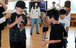 手を動かしジェスチャーで乗り物を伝える児童ら