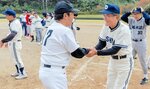 固い握手　試合終了後、握手を交わす東西両軍の　メンバー
