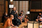 方言豊かに口演する語り部（中央）