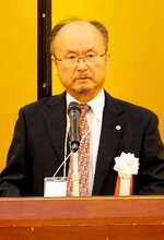 式辞で関係者への感謝と決意を述べる藤田会長＝６日、鳥取市永楽温泉町のホテルモナーク鳥取