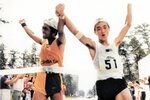 第１回皆生トライアスロンで、手を掲げてゴールする高石さん（左）＝１９８１年（皆生トライアスロン協会提供）