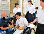 カメラ機材に触れる生徒