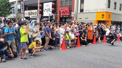 ステージイベントを観覧する観衆