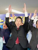 　福岡県知事選で再選を決め、万歳する服部誠太郎氏＝２３日夜、福岡市