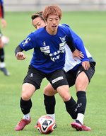 球際や空中戦で強さを発揮する飯泉（手前）＝オールガイナーレＹＡＪＩＮスタジアム