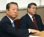 　記者会見する民主党の小沢代表代行（左）と横路副代表＝２００４年３月、衆院第１議員会館
