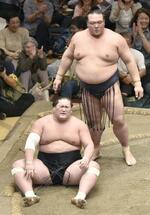 　２０１５年９月、大相撲秋場所での稀勢の里戦で、右膝を負傷した大関時代の照ノ富士（手前）＝両国国技館