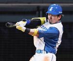 　８回日本ハム無死満塁、水野が右越えに２点二塁打を放つ＝エスコンフィールド