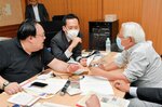韓国企業の課題解決に向けて話し合う参加者ら＝８日、鳥取市本町３丁目の鳥取商工会議所