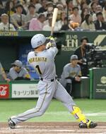 　４回阪神２死、森下が左越えに同点ソロを放つ＝東京ドーム