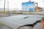 　「さいはてのキャバレー」前の道路には今でも大きな亀裂が残っている＝２日午後、石川県珠洲市