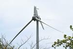 　プロペラが折れた風力発電の風車＝２日正午ごろ、秋田市