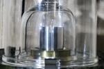 　産業技術総合研究所が公開した「キログラム原器」＝１２日午後、茨城県つくば市