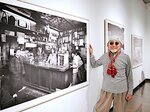 作品を前に撮影当時のエピソードを語る池本さん