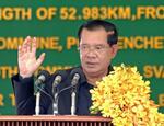 　３日、カンボジアの首都プノンペン郊外の環状道路開通式で演説するフン・セン首相（共同）