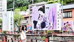 春来川沿いに設置された絵灯籠＝１８日、新温泉町湯の湯村温泉街