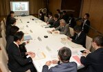 事故の再発防止のため、施設の緊急点検について話し合う関係者ら＝２４日、鳥取県庁