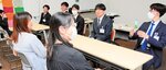 ワークショップの感想を述べる受講生