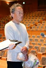 　報道陣の取材を受けるチョン・ミョンフン氏＝１３日午後、宮崎市
