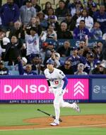 　本拠地ドジャースタジアムでプレーするドジャース・大谷。日本でおなじみの企業の広告が目につく＝４月、ロサンゼルス（共同）