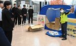 避難所での段ボールベッドやテントの必要性について説明を聞く生徒