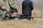 　北朝鮮軍の特殊作戦部隊の基地を訪れ訓練を指導する金正恩朝鮮労働党総書記＝４日（朝鮮中央通信＝共同）