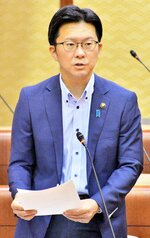 産業廃棄物管理型最終処分場について、意見を付した上で容認する考えを示す伊木市長＝２０日、米子市議会議場