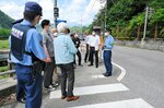 事故現場付近で再発防止のための対応策を出し合う参加者＝１６日、江府町江尾