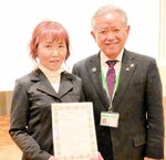 表彰された藤原さん（左）と田中社長